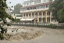 Из-за угрозы наводнения в Сочи сработали сирены, идет эвакуация