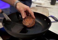 В Лондоне приготовили и съели первый в мире синтетический гамбургер