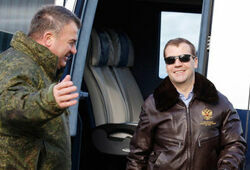 Медведев назвал Сердюкова эффективным министром обороны