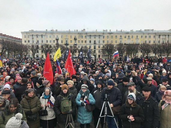 В Петербурге на площади Ленина начался митинг в память о Борисе Немцове. По информации «МБХ медиа», в акции принимают участие около 800 человек.