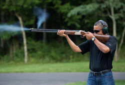 Белый дом опубликовал фото Обамы, стреляющего из ружья