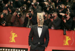 Известный актер Шайа Лабеф пришел на премьеру фильма с пакетом на голове