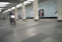 Мотоциклисту, катавшемуся в московском метро, предъявили обвинение