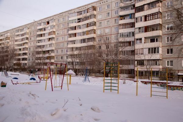 9-этажный дом в Омске, в котором трескаются стены