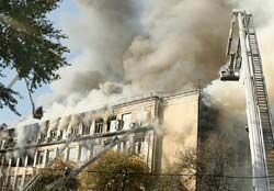 Три человека пропали в здании сгоревшего института