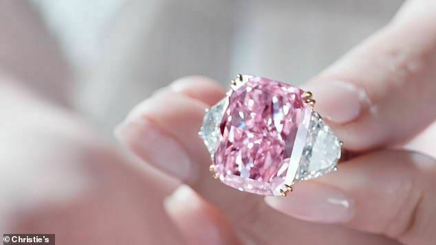 Розовый бриллиант Сакура продан на Christie's за рекордную сумму