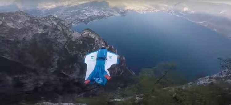 Россиянин разбился при прыжке в костюме-крыле в Альпах