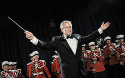 Джордж Буш подирижировал оркестром