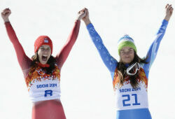 Золотые медали в скоростном спуске в Сочи завоевали две спортсменки