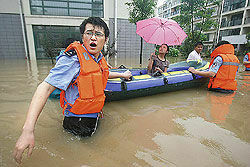 Оползни и наводнения убивают китайцев