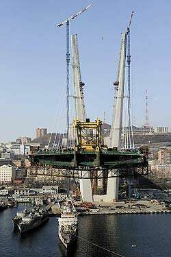 Часть вантового моста во Владивостоке сдали в металлолом
