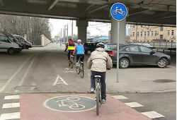 Правительство РФ обязало водителей уступать дорогу велосипедистам