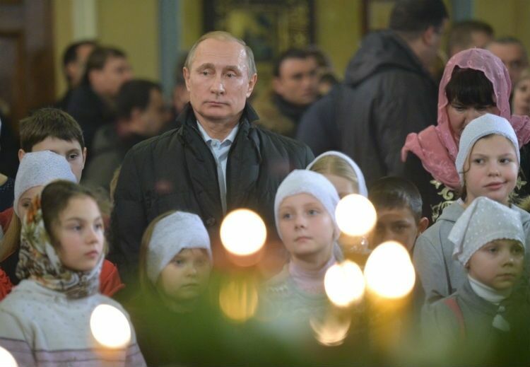 Путин поздравил жителей России с праздником Рождества