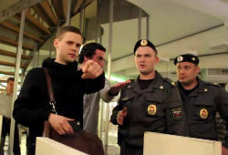 Православные активисты требовали от фотографа снять майку Pussy Riot