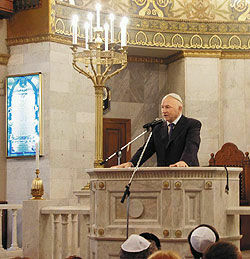 Юрий Лужков спел в синагоге