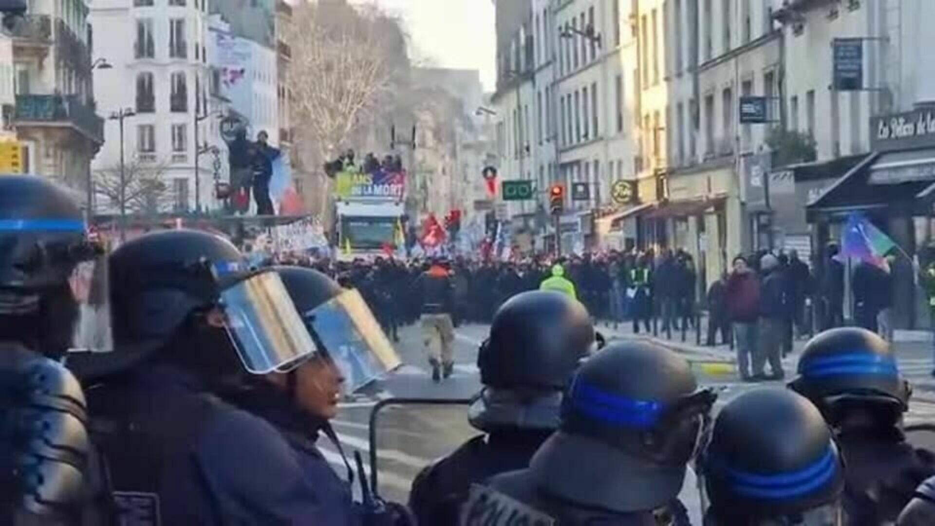 Во Франции организовали вторую за месяц забастовку против пенсионной реформы