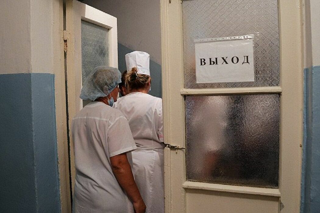 Для отчетности о выполнении майских указов президента  чиновники  сокращают медперсонал, койко-места, зачастую переводят врачей в санитарки.