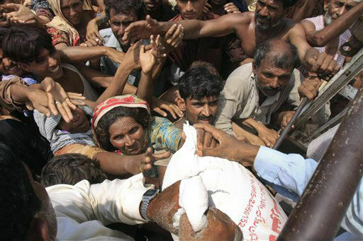 В Пакистане люди готовы растерзать друг друга за мешок муки