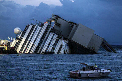 Специалисты начали подъем лайнера Costa Concordia