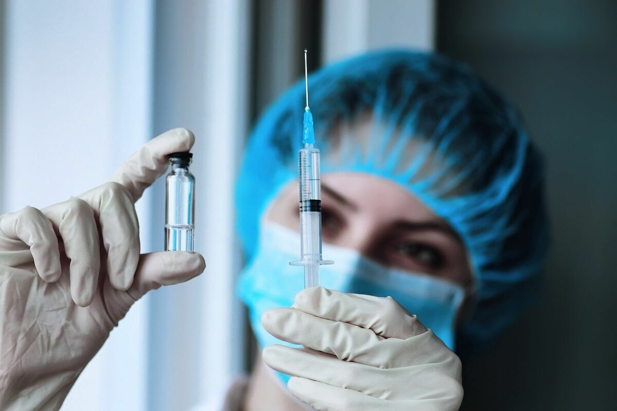 Названа цена американской вакцины от COVID. Будет ли в РФ дешевле?