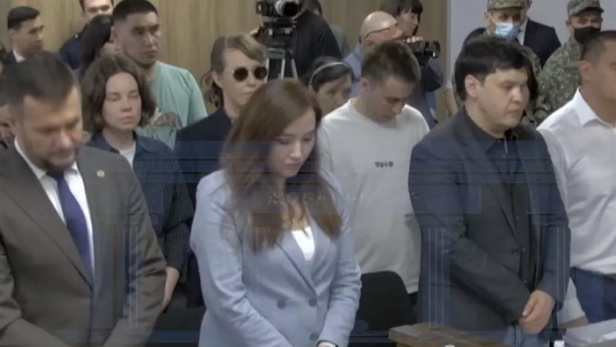 На суд по делу Бишимбаева в Астану приехала телеведущая Ксения Собчак (она на фото в темных очках).