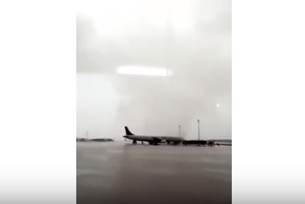 Смерч в аэропорту Антальи перевернул шаттл и повредил самолёт   (видео)