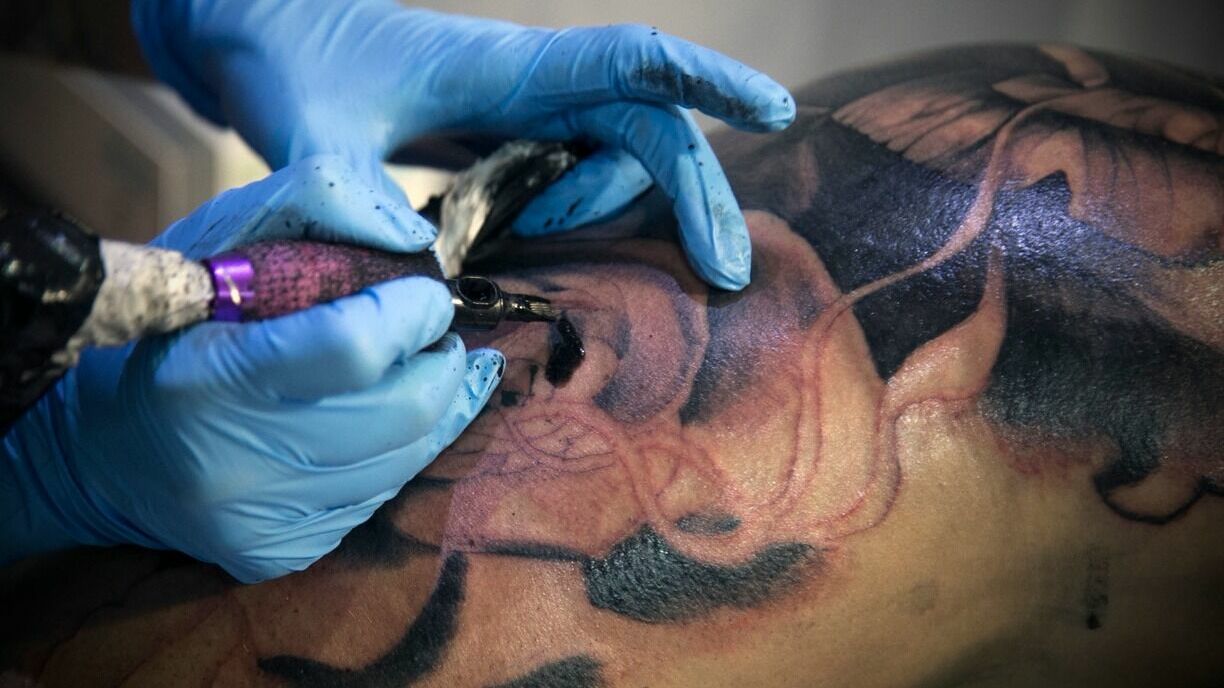 Показ татуировок с нацистской символикой признали правонарушением