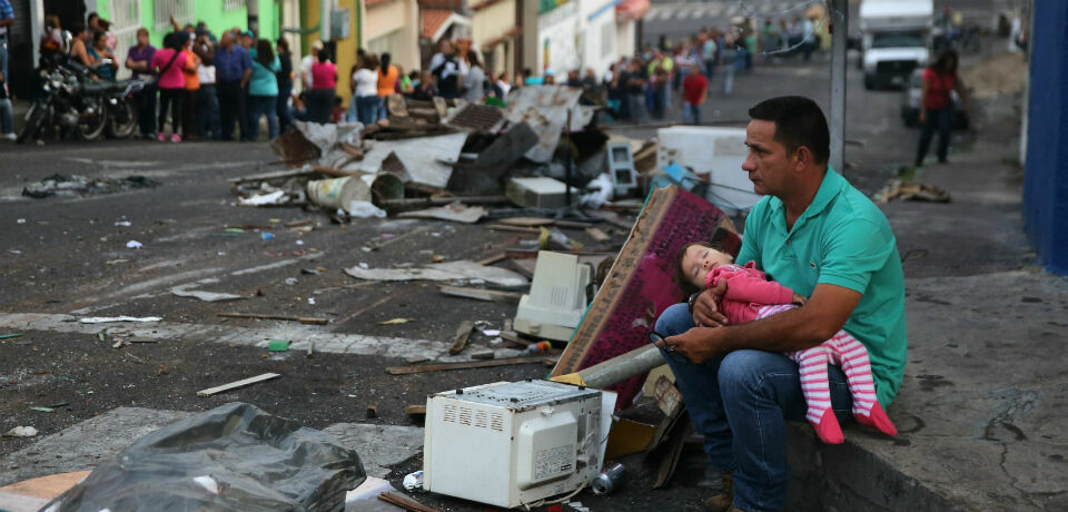 Грабежи, насилие, взрывы: Венесуэла скатилась в катастрофу