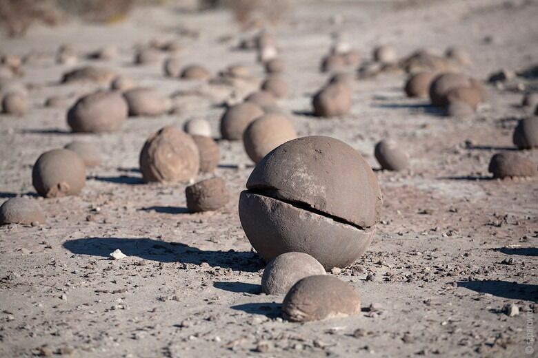 Каменные шары разного диаметра на побережье острова Чамп