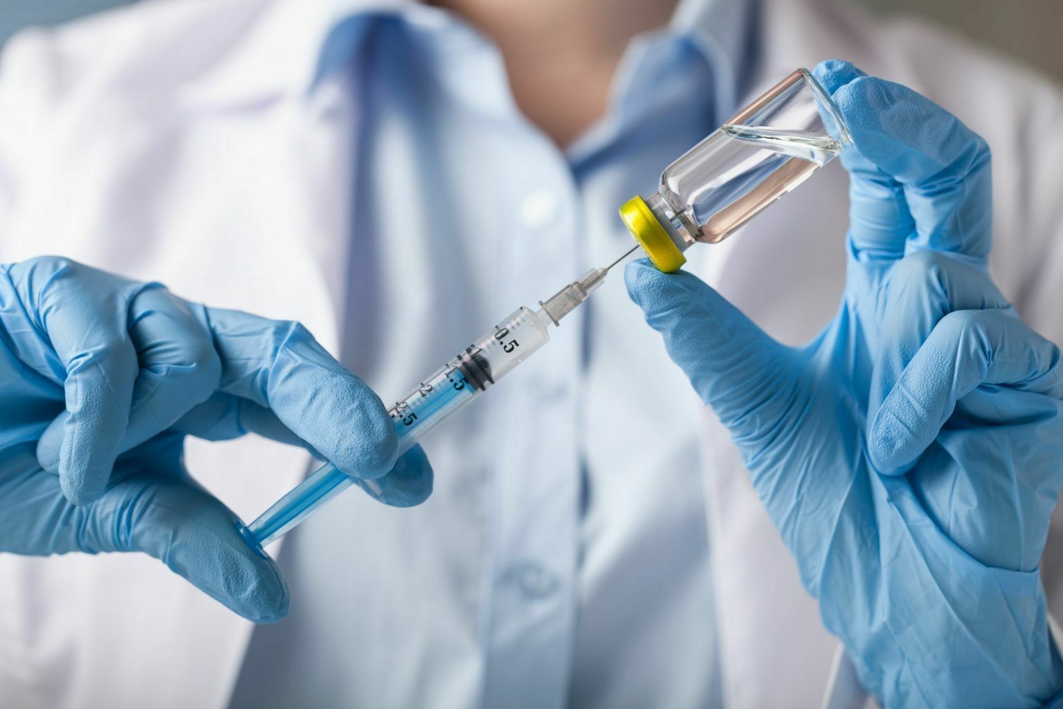 Вакцинация от коронавируса начнется в августе для россиян из группы риска