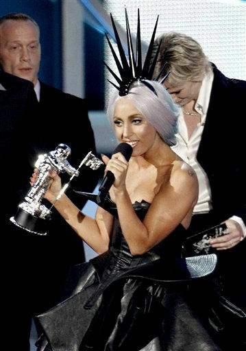 Леди Гага в костюме из сырого мяса собрала все награды MTV