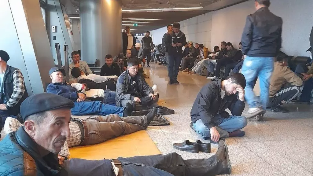 Сотни таджиков застряли в московском аэропорту: их не пускают в Россию
