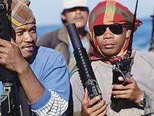 Сомалийские пираты обстреляли  судно с россиянами  из гранатомета