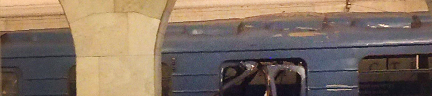 Выгнутая крыша взорванного вагона.