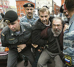 Лев Пономарев попал под арест незаконно