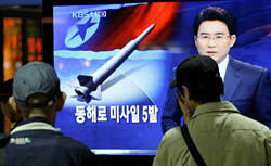 Северная Корея встретила авианосец США пятью ракетами