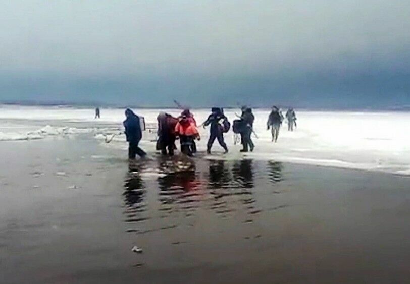 Около 20 рыбаков эвакуировали с треснувшей льдины на Сахалине