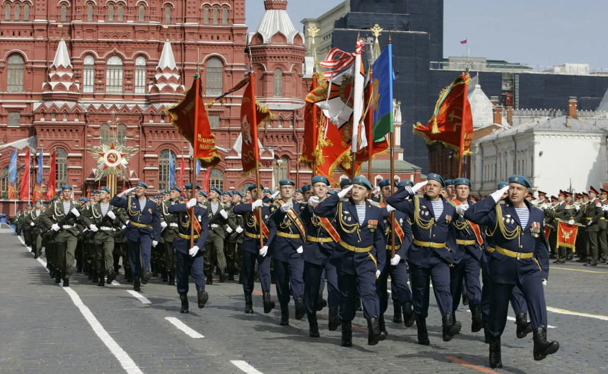 Большинство россиян нашли особый смысл в проведении парада Победы 24 июня