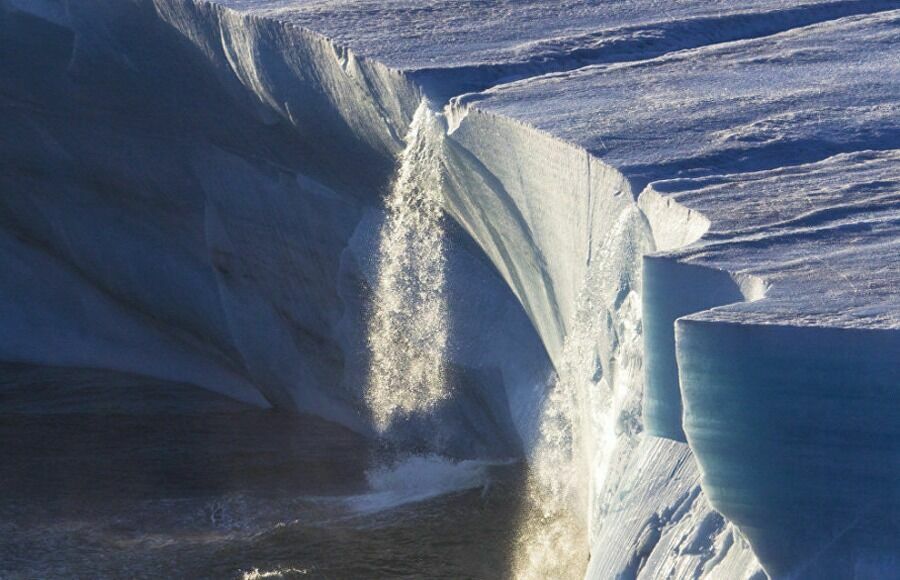 Водопад с тающего ледника. Земля Франца-Иосифа