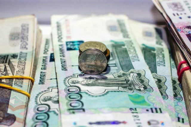 Рубль падает в цене к доллару