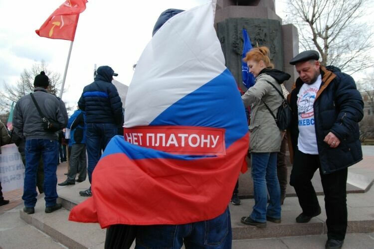 Дальнобойщики ряда российских регионов провели митинг против «Платона»