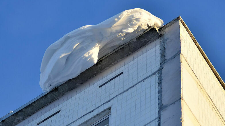 Жители Ижевска продолжают гибнуть под снегом с крыш