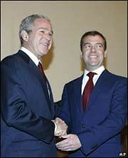 Медведев встретился с Бушем: договориться по ПРО можно