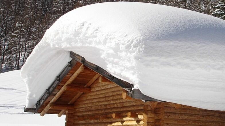 Житель Ижевска задохнулся под сошедшим с крыши снегом
