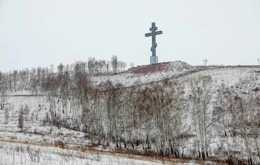 Под Красноярском осветили самый высокий в стране поклонный крест