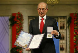 Гендиректору ОЗХО вручили Нобелевскую премию мира
