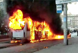 В ДТП в Новосибирске сгорели автобус, легковушки и 11-летняя девочка