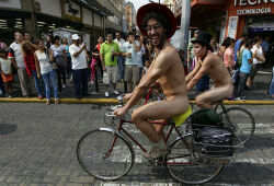 Сотни велосипедистов проехались голыми по Мехико в защиту своих прав