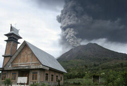 При извержении вулкана в Индонезии погибли двое