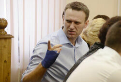 Навального приговорили к 5 годам колонии и арестовали в зале суда